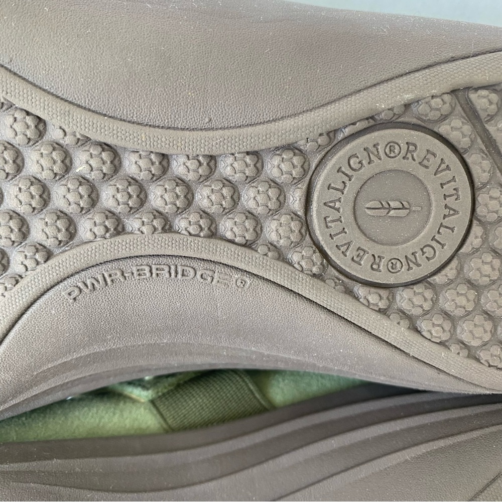 REVITALIGN Olive Womens Slip-On Loafers - Sz 7 - Picture 12 of 12